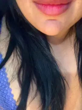 Quiqui28  live sex cam