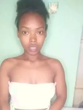 Tinah23  live sex cam