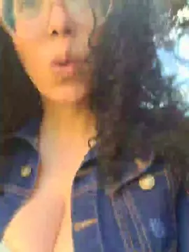 Lucci_Lovee  live sex cam