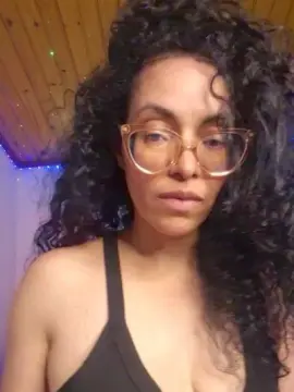 Lucci_Lovee  live sex cam