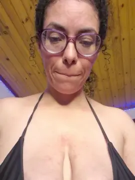 Lucci_Lovee  live sex cam