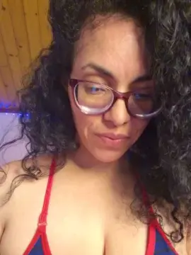 Lucci_Lovee  live sex cam