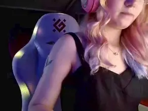 HollieWoolman  live sex cam