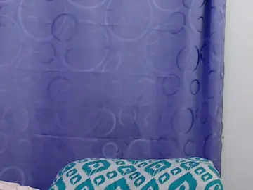 Celesteskinny18  live sex cam