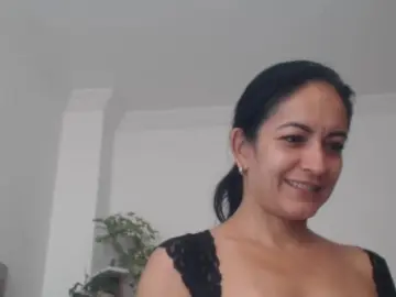 GOLDENBOOTY  live sex cam