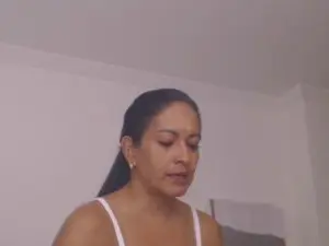 GOLDENBOOTY  live sex cam