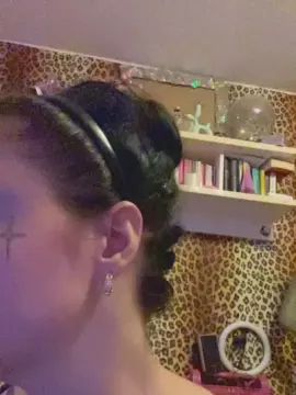 CheeVaa  live sex cam