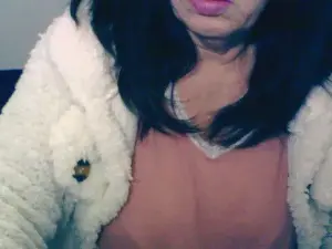 Girlyold  live sex cam