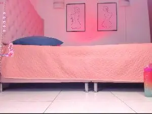 Yiovanna19  live sex cam