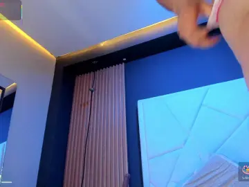 LauRoberts  live sex cam