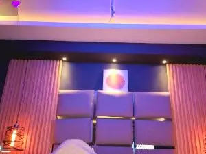 LauRoberts  live sex cam