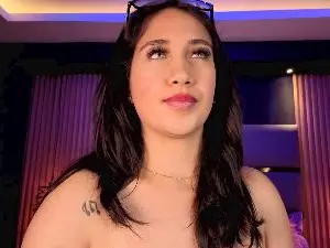 LauRoberts  live sex cam