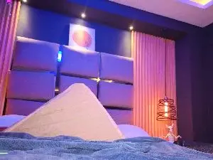LauRoberts  live sex cam