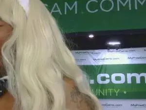 Bigbootibambi  live sex cam