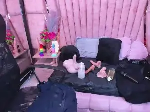 Hornyskinny26  live sex cam