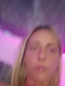 Crawltoaveena  live sex cam