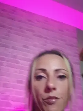 Crawltoaveena  live sex cam