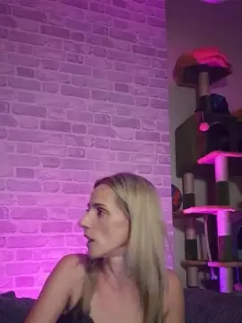 Crawltoaveena  live sex cam