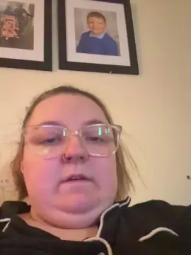 BeeGee98  live sex cam