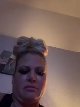 Hotarmywife  live sex cam