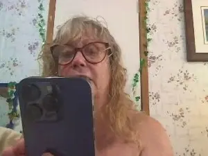 Curvygranny1972  live sex cam