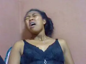 Paulinah2  live sex cam