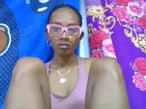 Ninie22  live sex cam