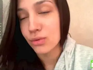 AleenGuckes  live sex cam