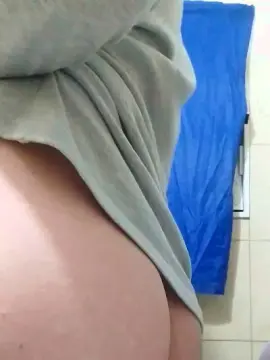 Burbuja2001  live sex cam