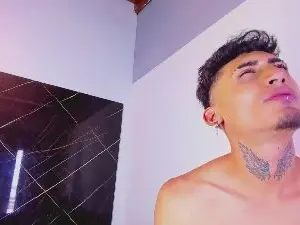 StrikeandSweet  live sex cam