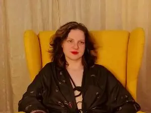 LucienneHisey  live sex cam