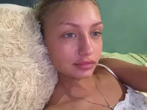 AdrieneQuadnau  live sex cam