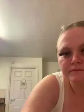 Blueyesgirl1998  live sex cam