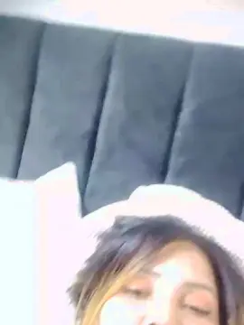 Laura23  live sex cam