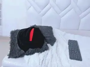 Mylittlewhore  live sex cam
