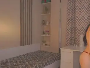 SuzieDrennan  live sex cam