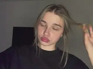 LindseyWatah  live sex cam