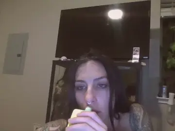 Hazeleyedslut63  live sex cam
