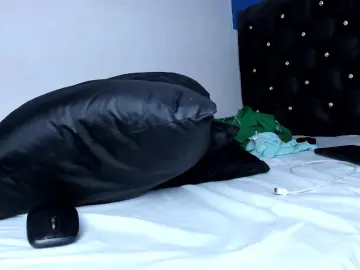Skinnycollins  live sex cam