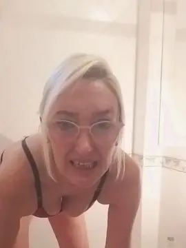 Cloe69  live sex cam