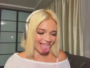 JuneVevea  live sex cam