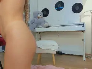 Yamjoy18  live sex cam