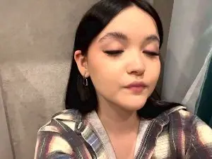 LoreeInnes  live sex cam
