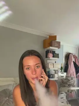 Ells2422  live sex cam