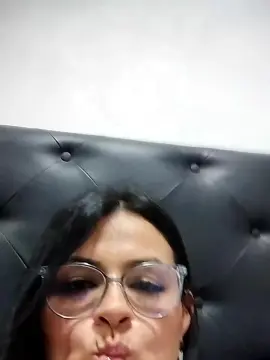 Linda_35  live sex cam