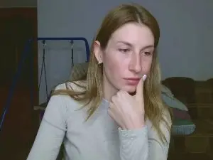 Evelyn_21_m  live sex cam