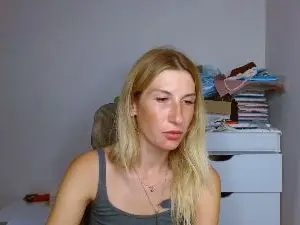 Evelyn_21_m  live sex cam