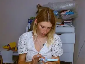 Evelyn_21_m  live sex cam