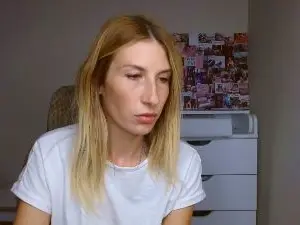 Evelyn_21_m  live sex cam
