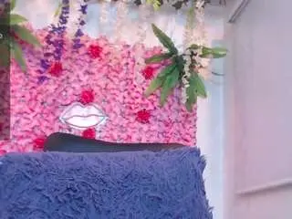 Blondesquirt  live sex cam